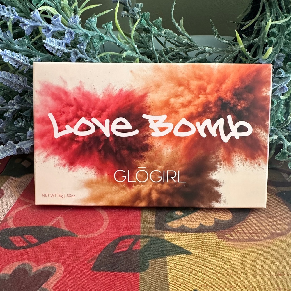 GlōGirl Love Bomb Palette. Brand New